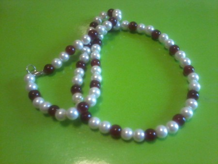 COLLANA CON PERLE BIANCHE E BORDO'